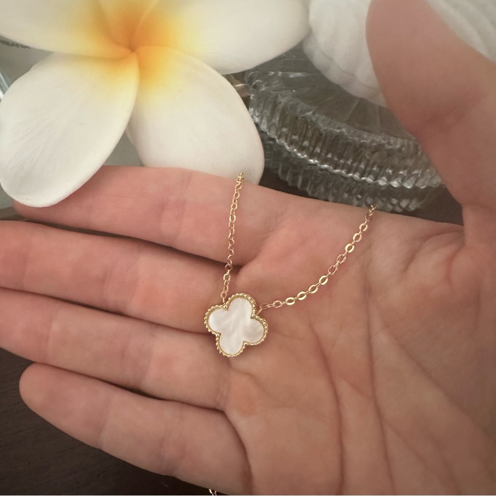 MOTHER OF PEARL CLOVER NECKLACE
